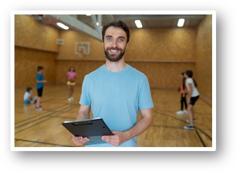 Entrenador en gimnasio con alumnos
